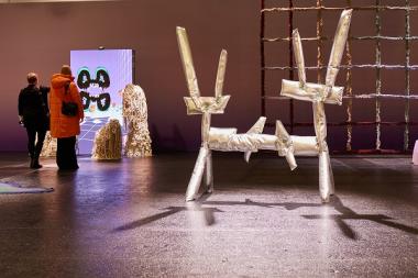 Patricia Urquiolas „Bambi“ aus Ohoskin in der Installation „among-all“ auf der Heimtextil 2026.