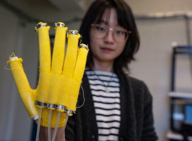 Luo präsentiert einen digital maschinengestrickten Hilfs-Handschuh, der die Handbewegungen unterstützen soll.