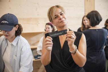 Ministerin Mona Neubaur mit T7-Logo