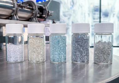 rPET-Granulate: Am Fraunhofer IAP wird Terephthalsäure aus PET zurückgewonnen, um daraus neue Polymere für Flaschen, Fasern und Folien herzustellen. Die gelblichen bis grauen Farbtöne sind auf das recycelte Ausgangsmaterial zurückzuführen. Durch gezielte Additivierung lässt sich die Farbe bis hin zu farblosem Material steuern.